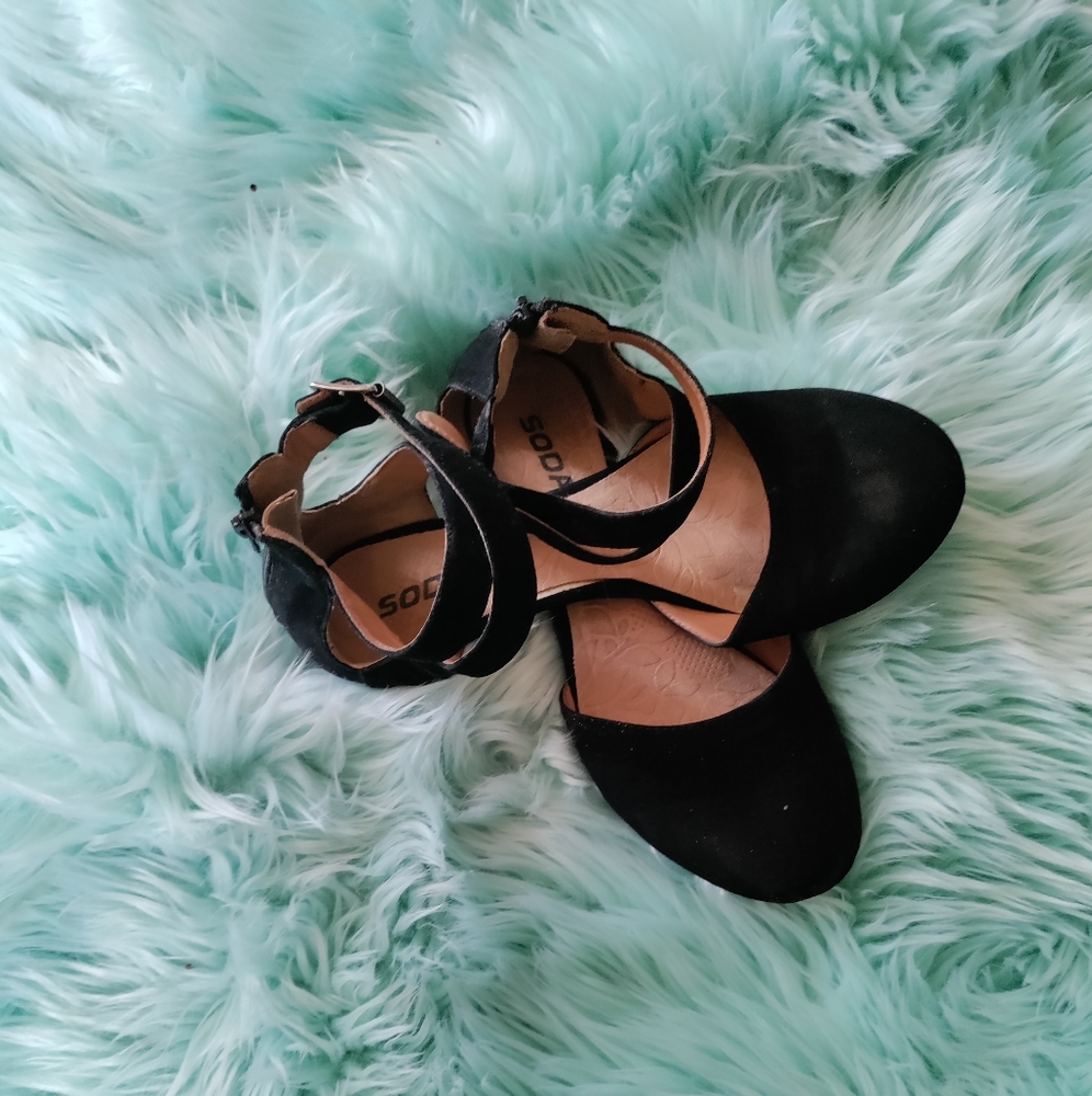 Shoes - Picture 3 of 4